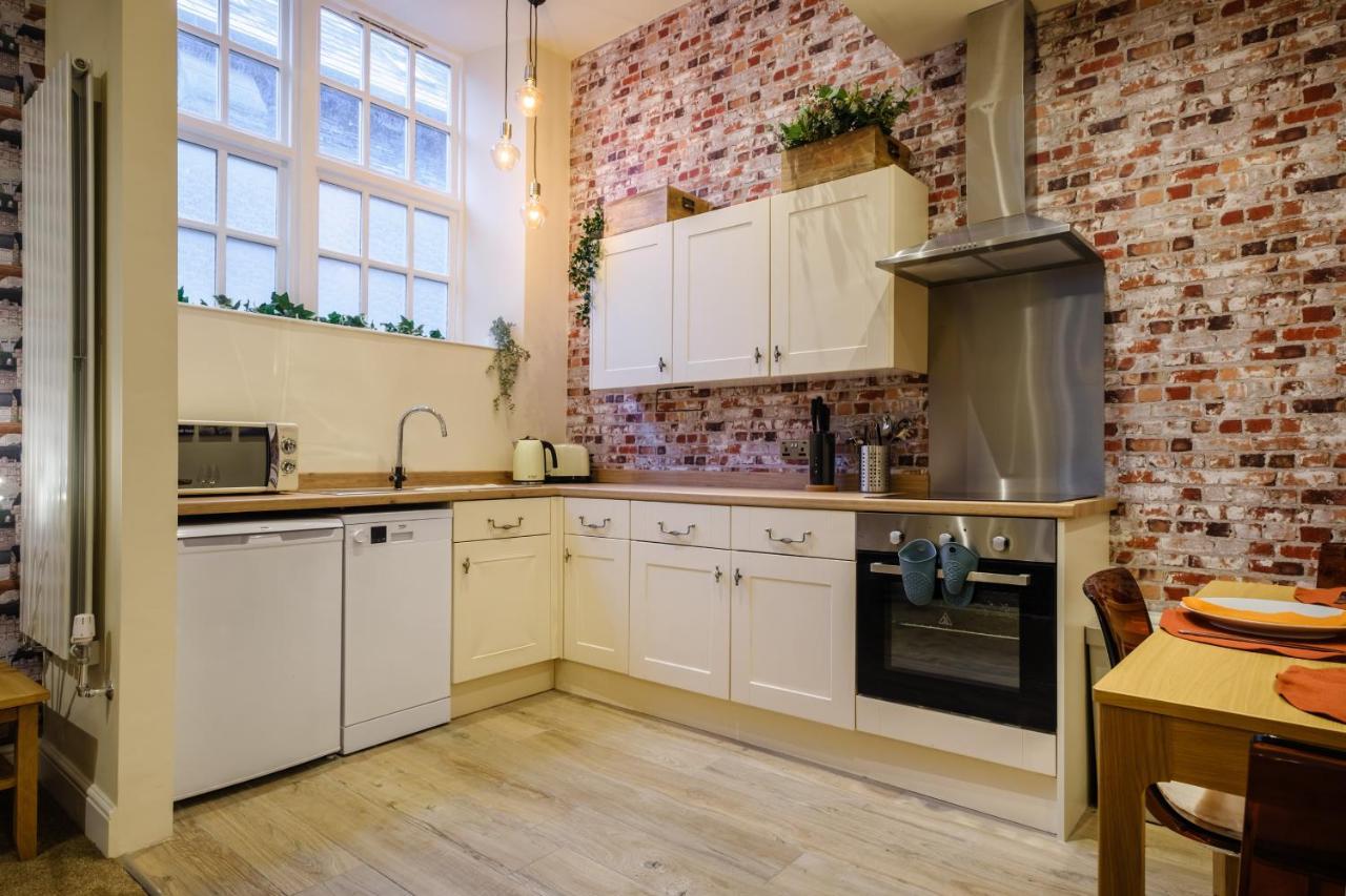 Flat 2, The Old Antiques Warehouse - Free Off-Site Health Club Access With Pool, Sauna, Steam Room & Gym Bowness-on-Windermere Bagian luar foto